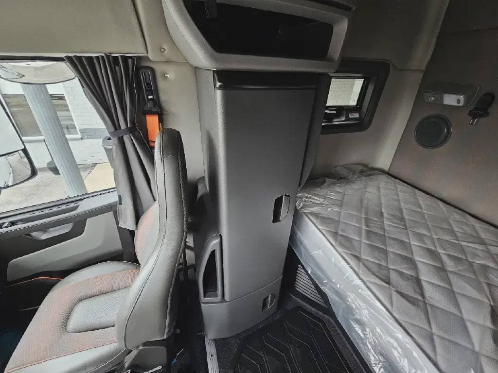 2022 Volvo VNL image 5