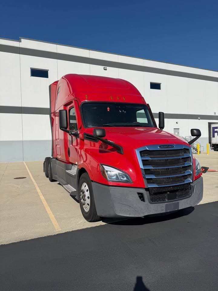 2021 Freightliner Cascadia image 2