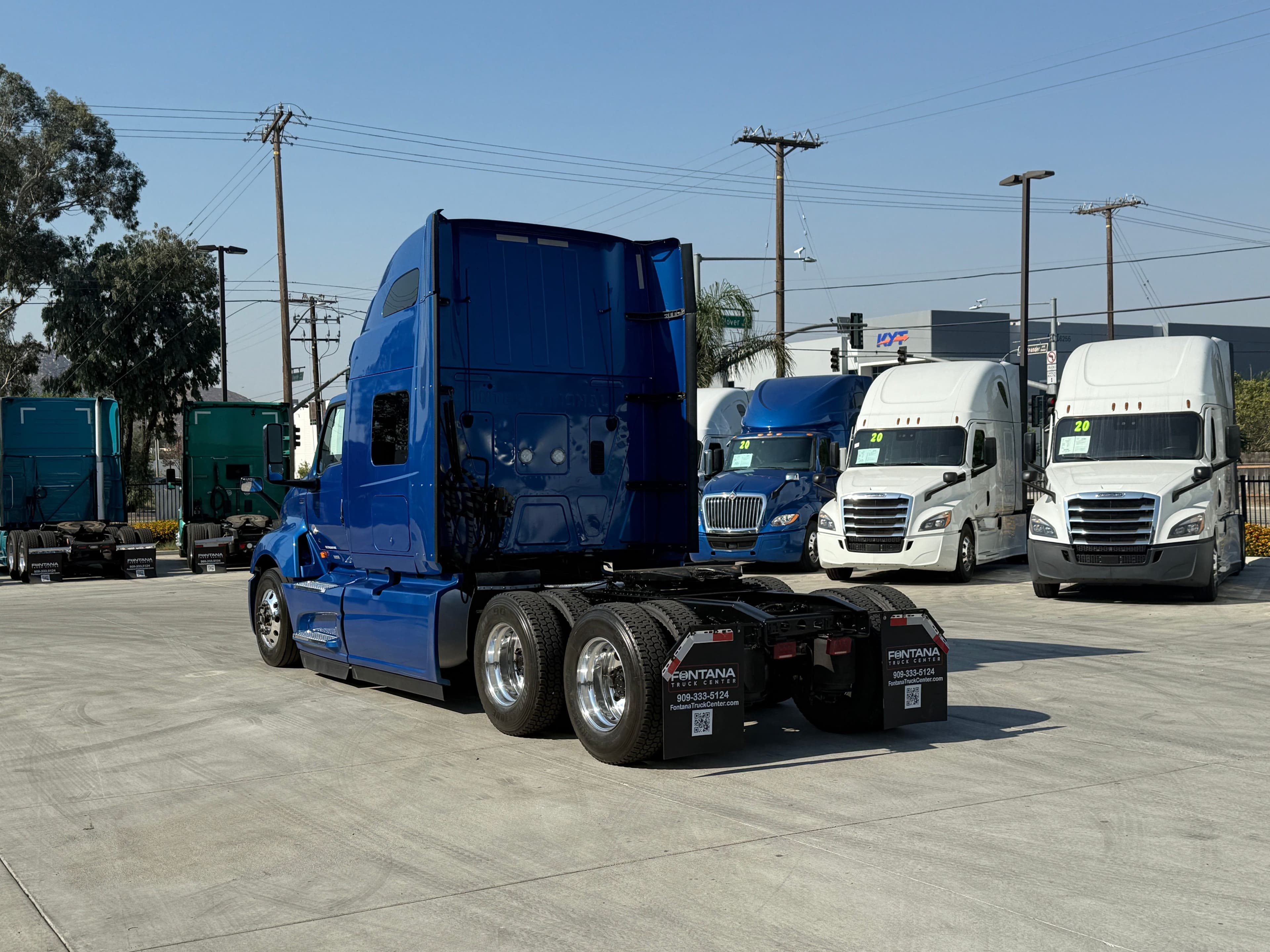 2021 International LT625 image 7