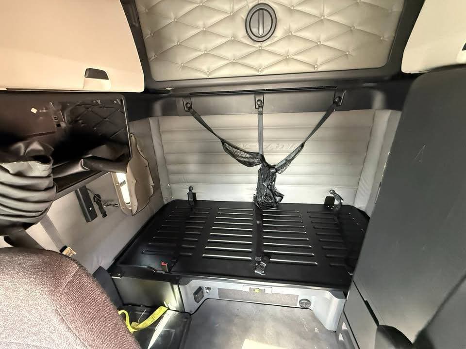 2021 Freightliner Cascadia image 11