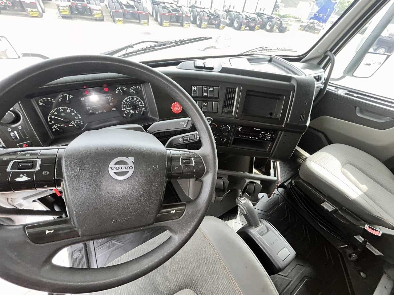 2020 Volvo VNL670 image 11