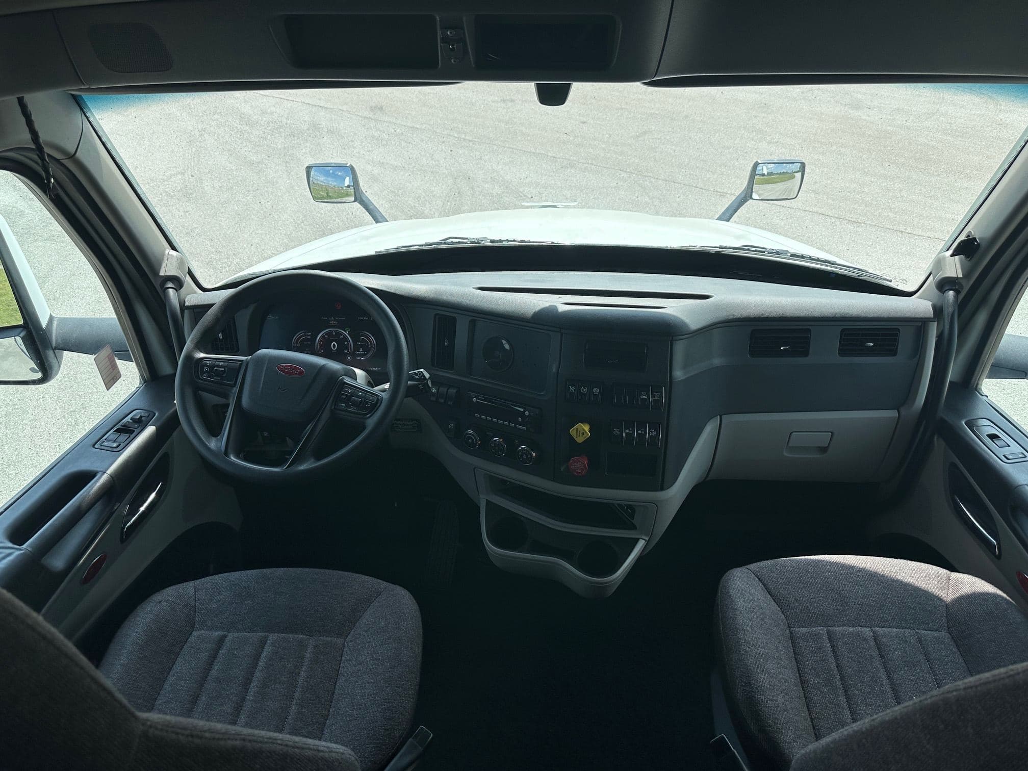 2023 Peterbilt 579 image 9