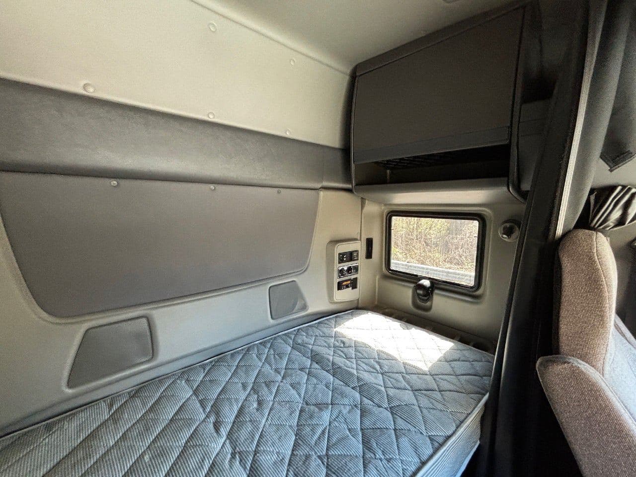 2018 International LT625 image 23