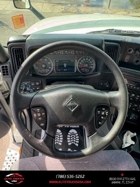 2022 International LT625 image 14