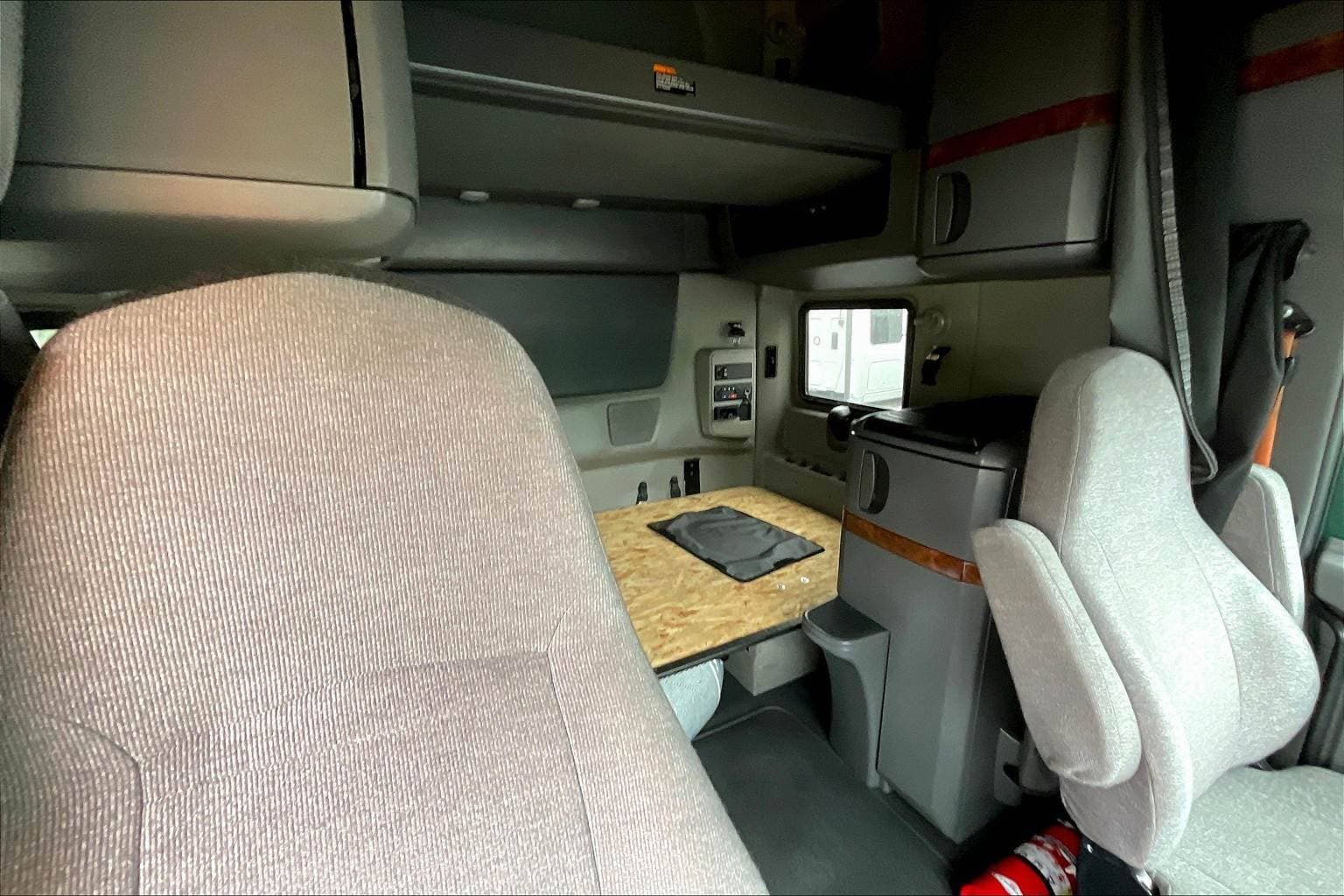 2022 International LT625 Sleeper Semi Truck - 73" Raised Roof Sleeper, A26 400HP, 11 Speed image 10