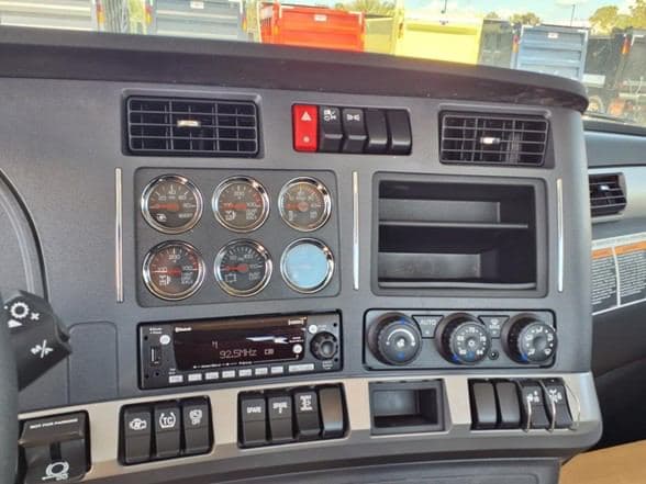 2025 Kenworth T880 image 8