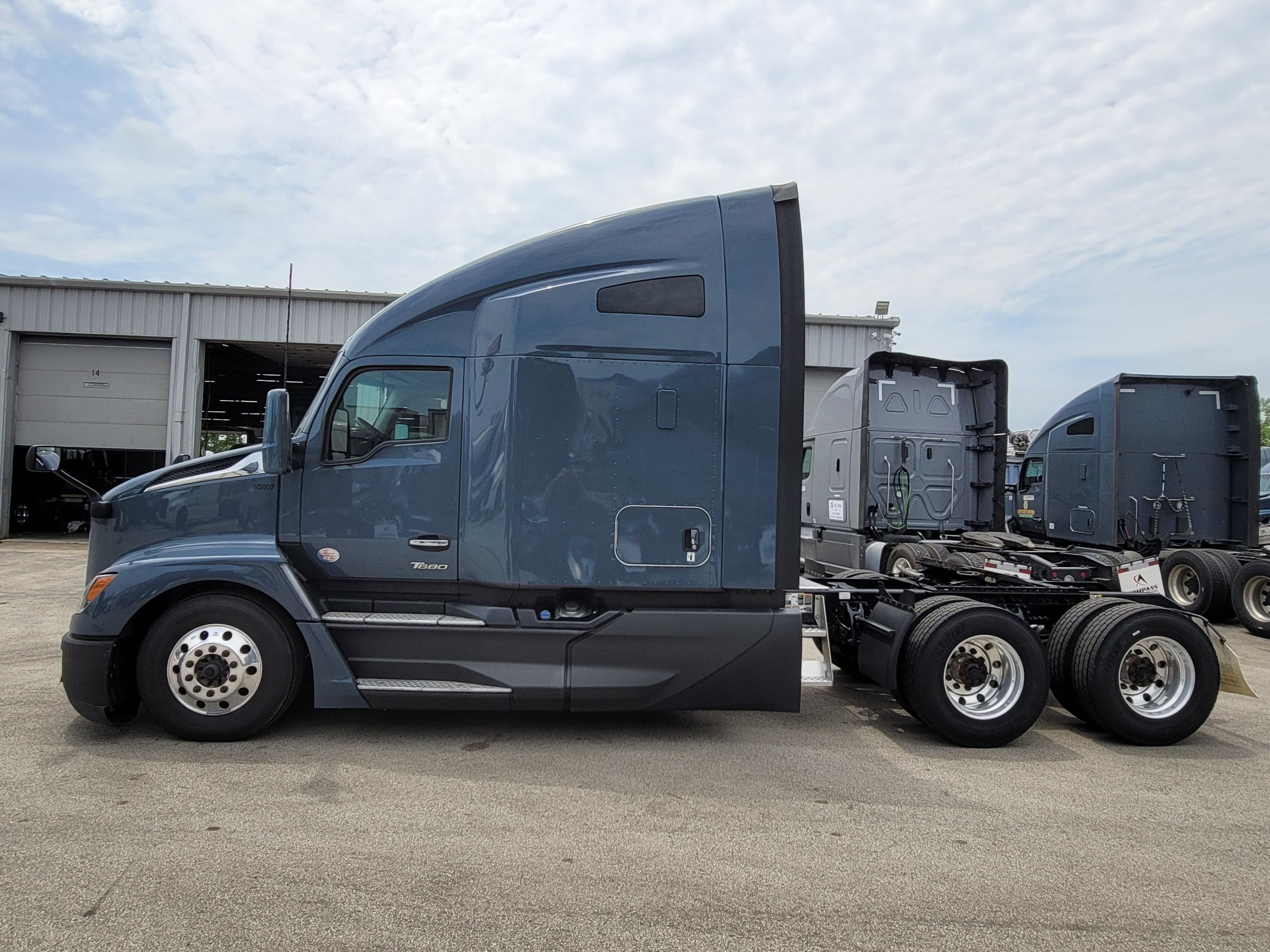 2023 Kenworth T680 image 2