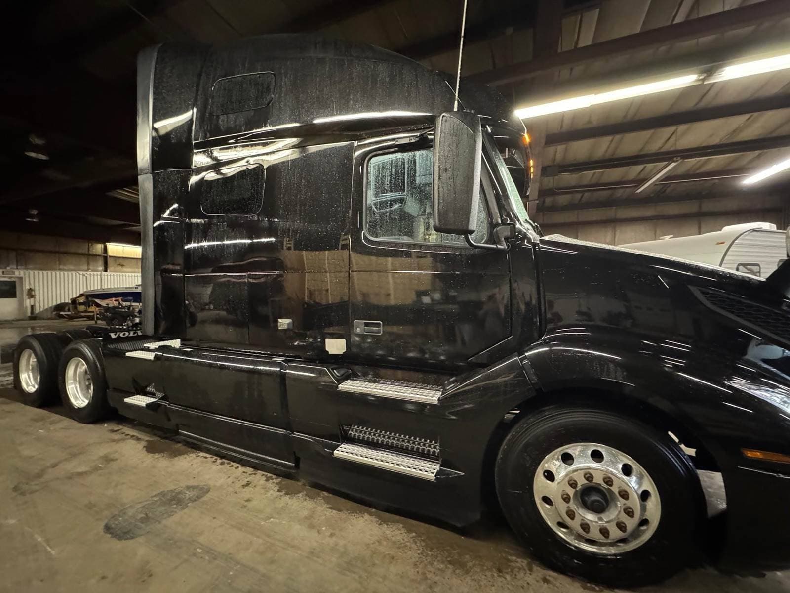 2023 Volvo VNL image 5