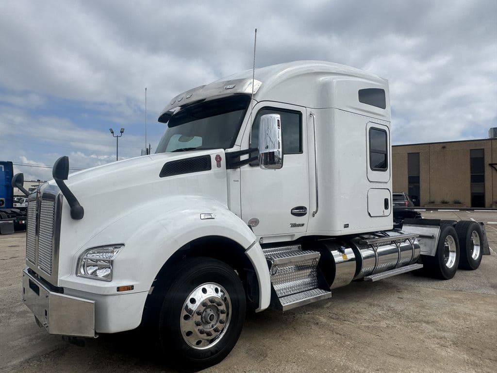 Used 2024 KENWORTH T880 image 2