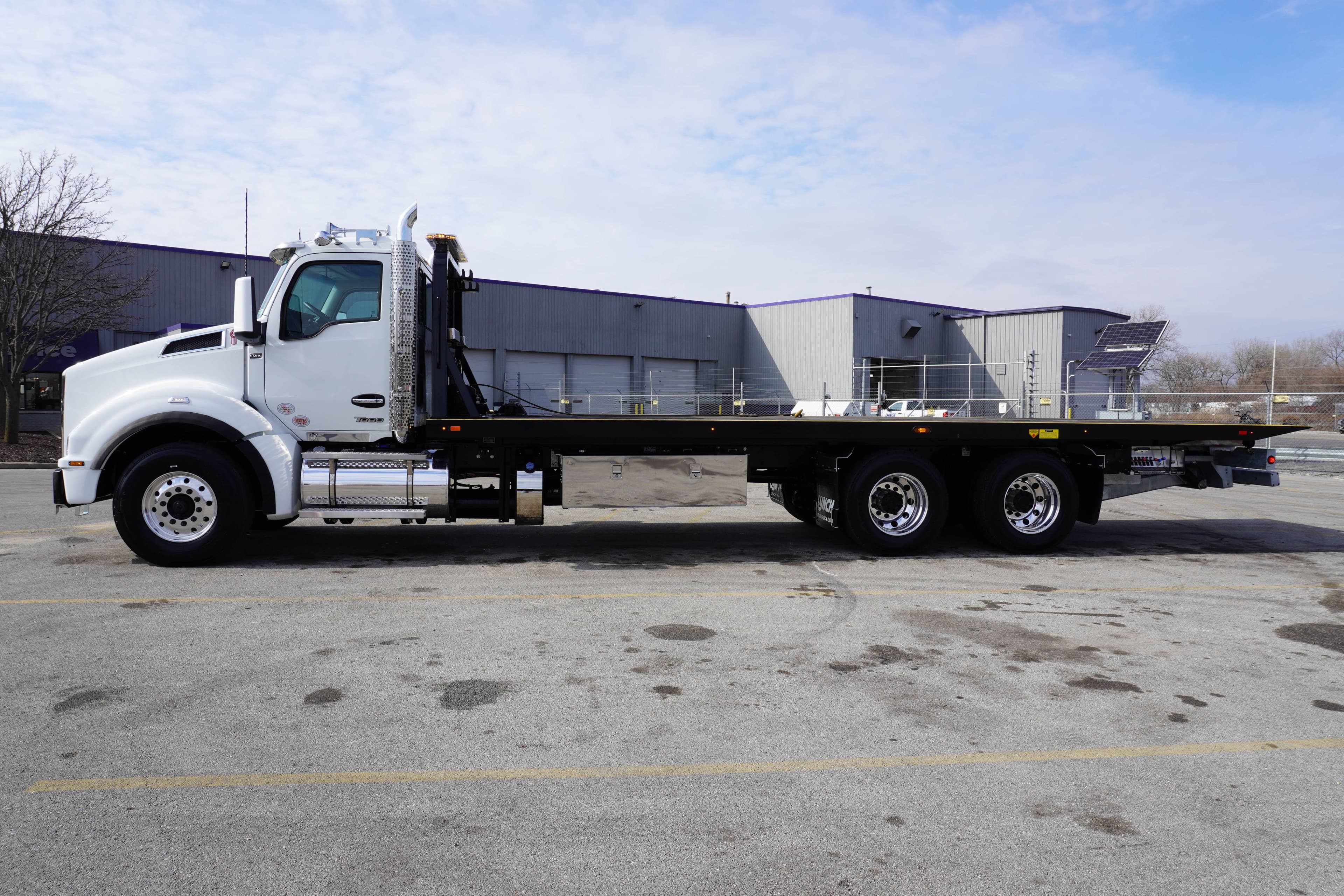 2025 Kenworth T880 image 2