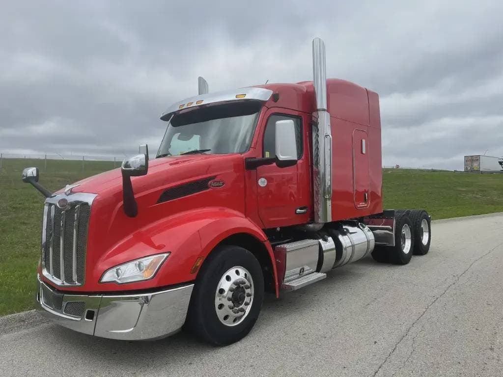 2023 Peterbilt 579 image 1