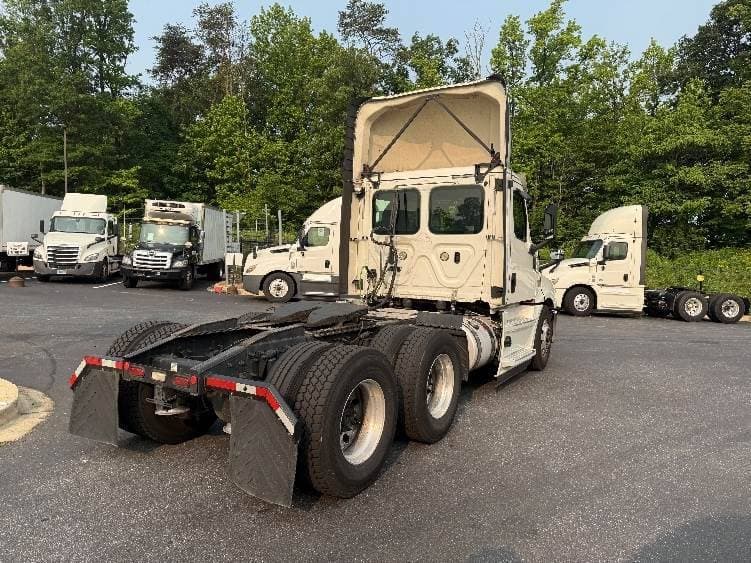 2019 Freightliner Cascadia 126 Day Cab Truck - 435HP, 12 Speed Automatic image 7