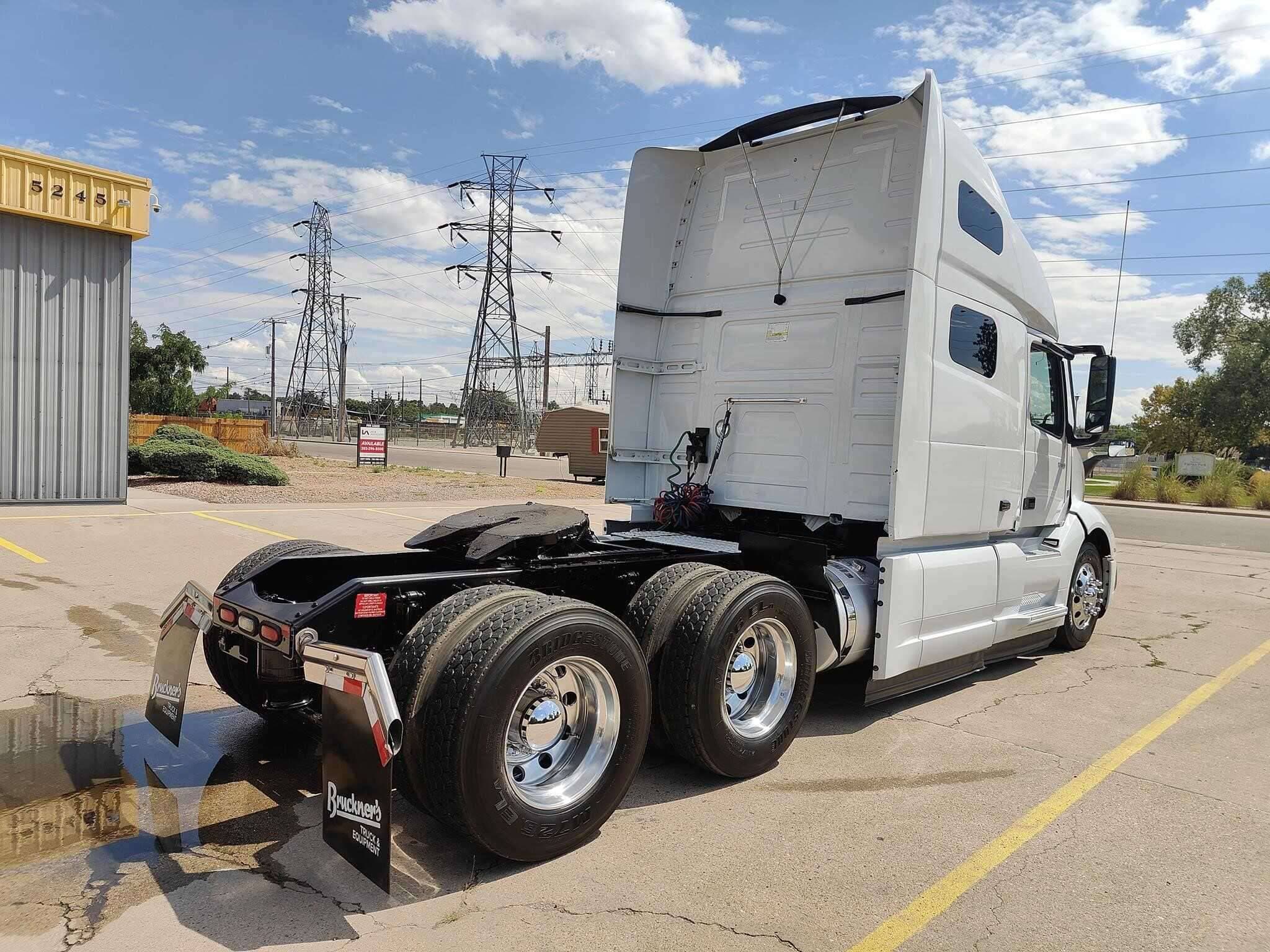 2022 Volvo VNL image 3