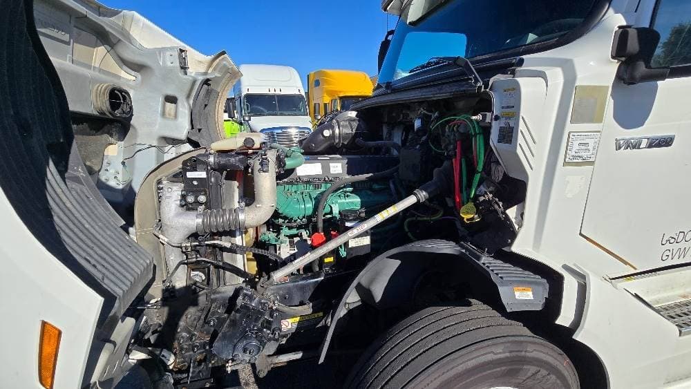 2022 Volvo VNL image 15