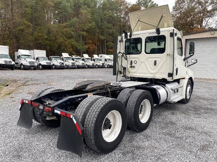 2019 Freightliner Cascadia 126 Day Cab Truck - 435HP, 12 Speed Automatic image 7