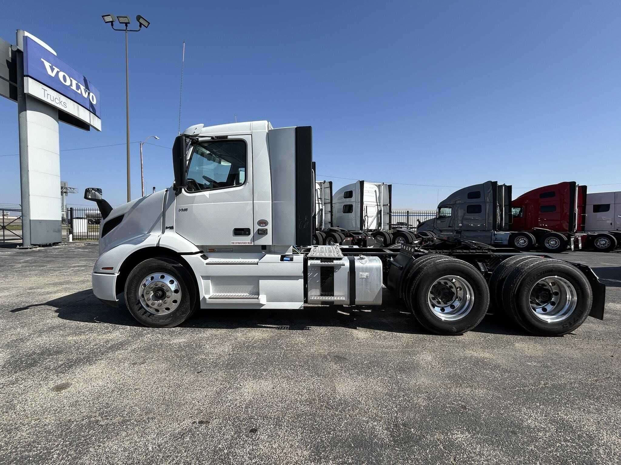 2025 Volvo VNR image 3