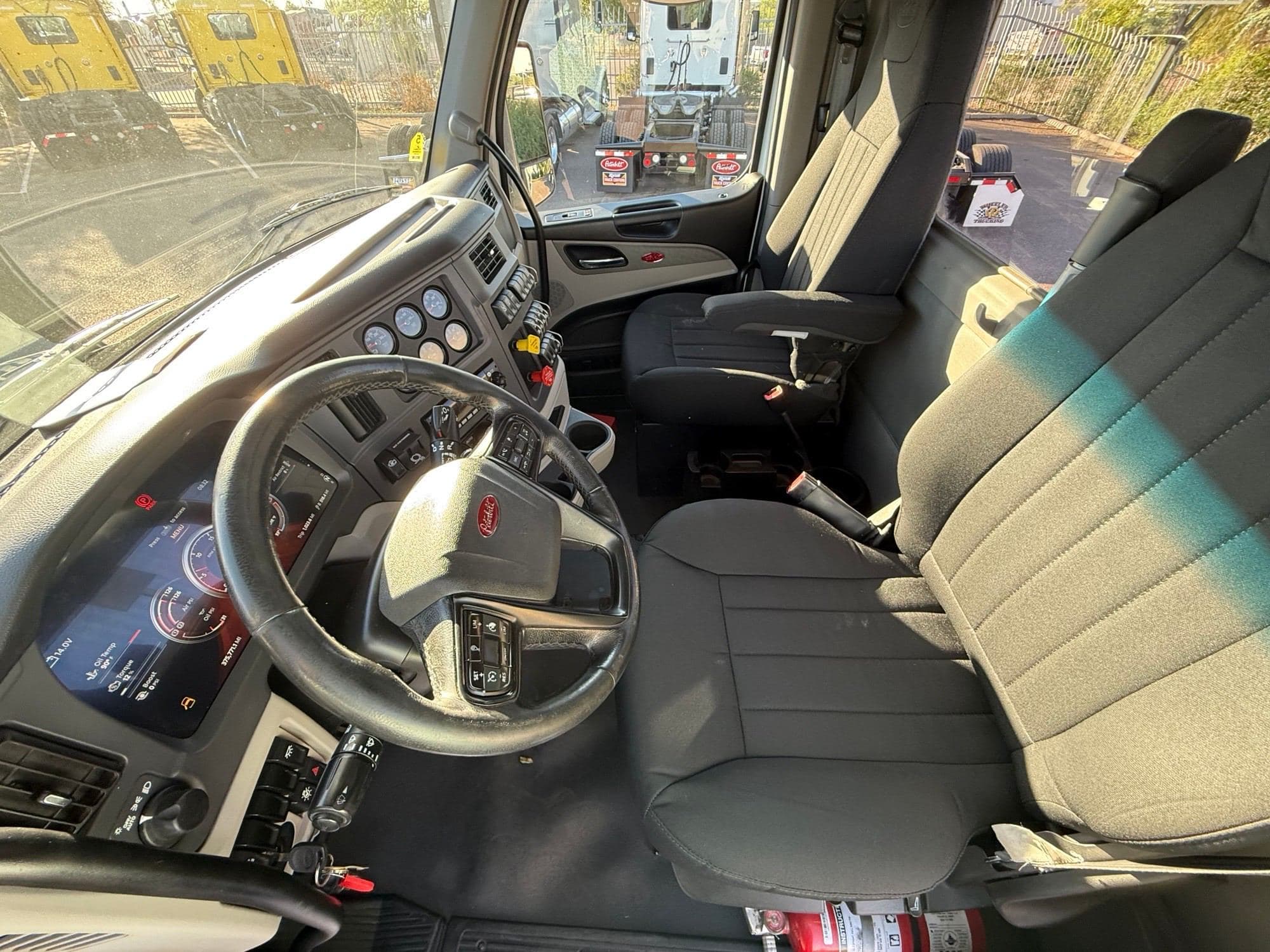 2023 Peterbilt 579 image 9
