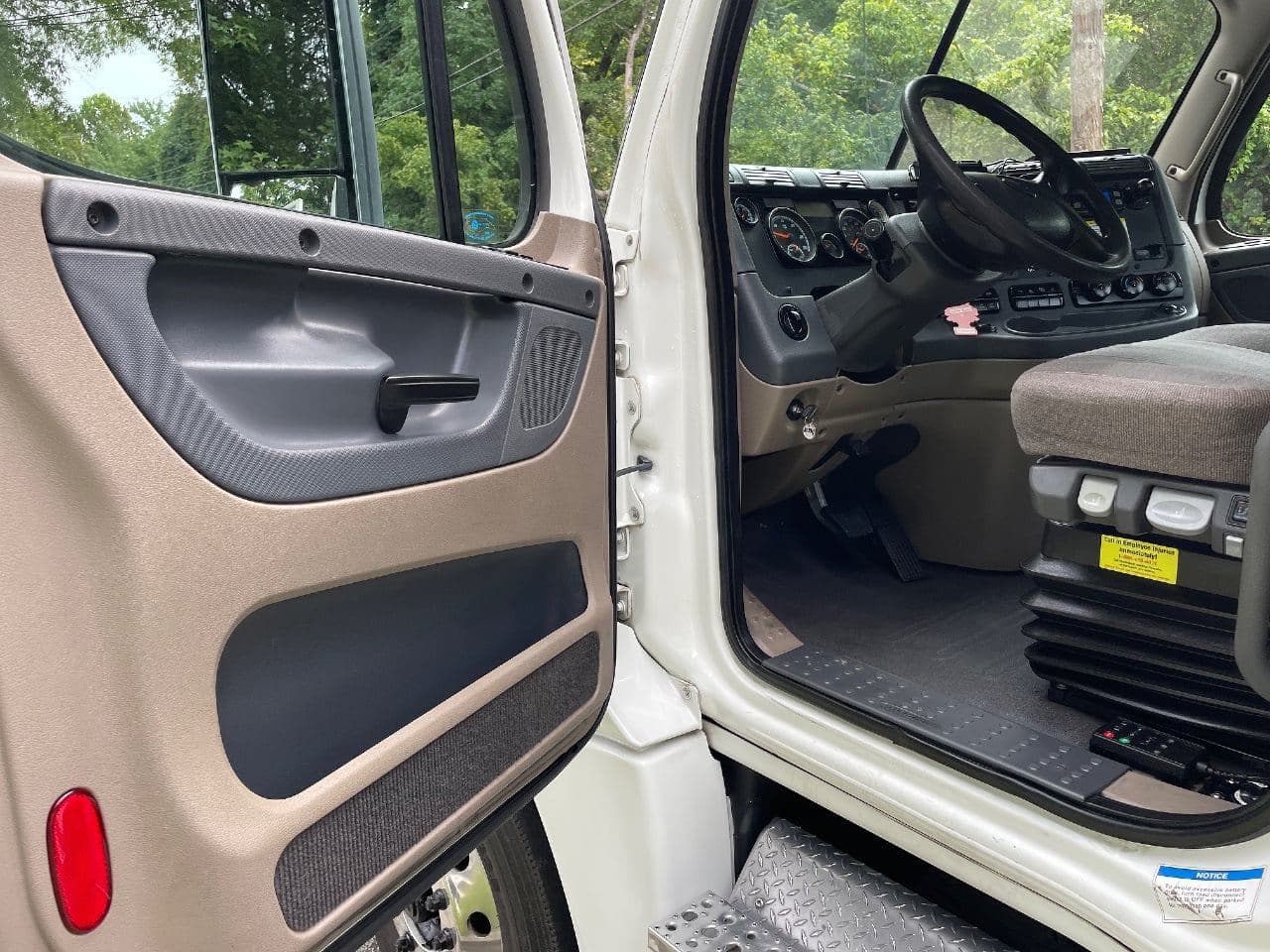 2018 Freightliner Cascadia 125 image 16