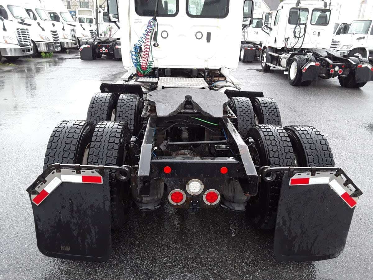 Used 2019 FREIGHTLINER Conventional - Day Cab - CASCADIA 125 image 4