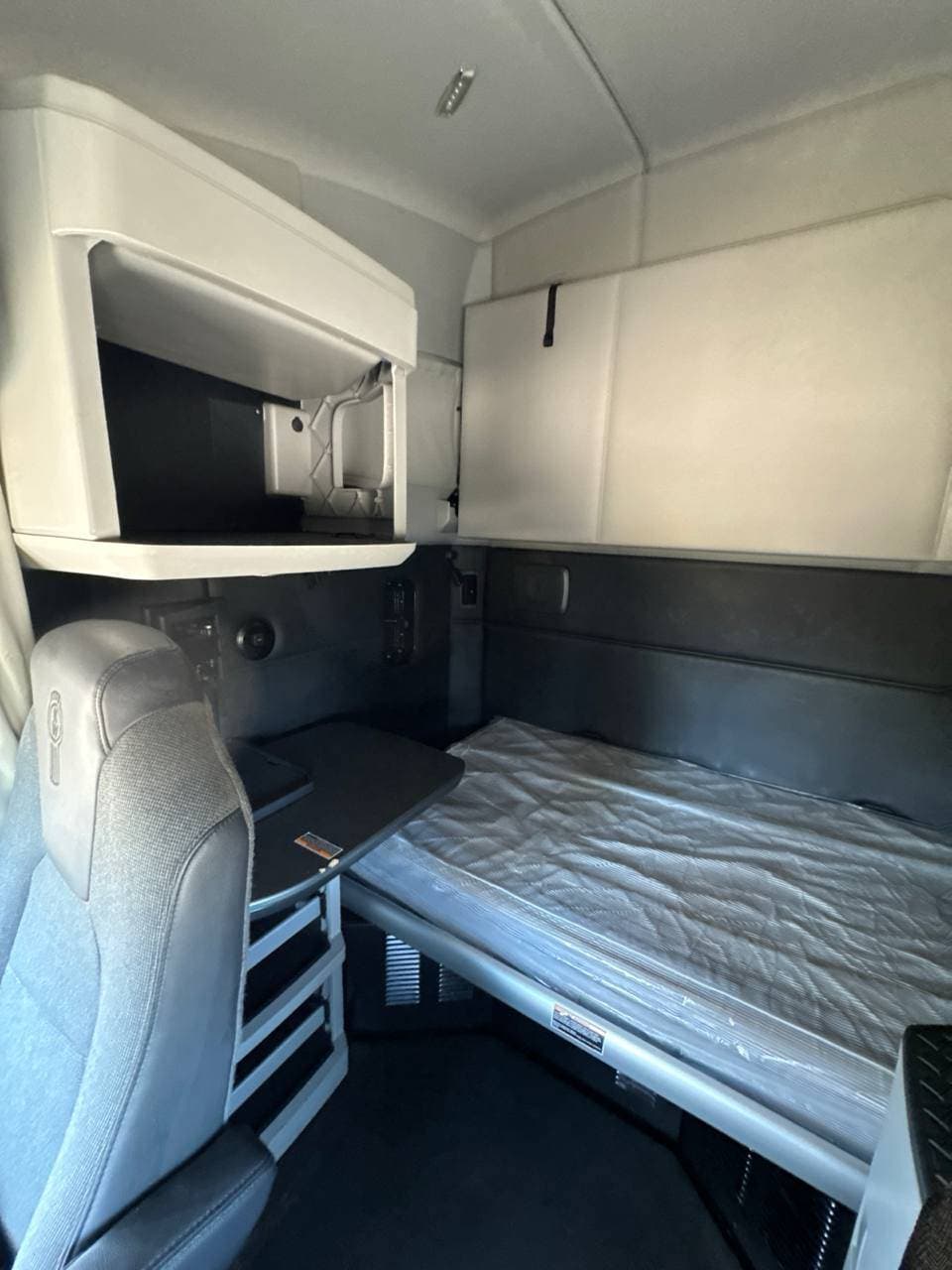 2023 Kenworth T680 image 15