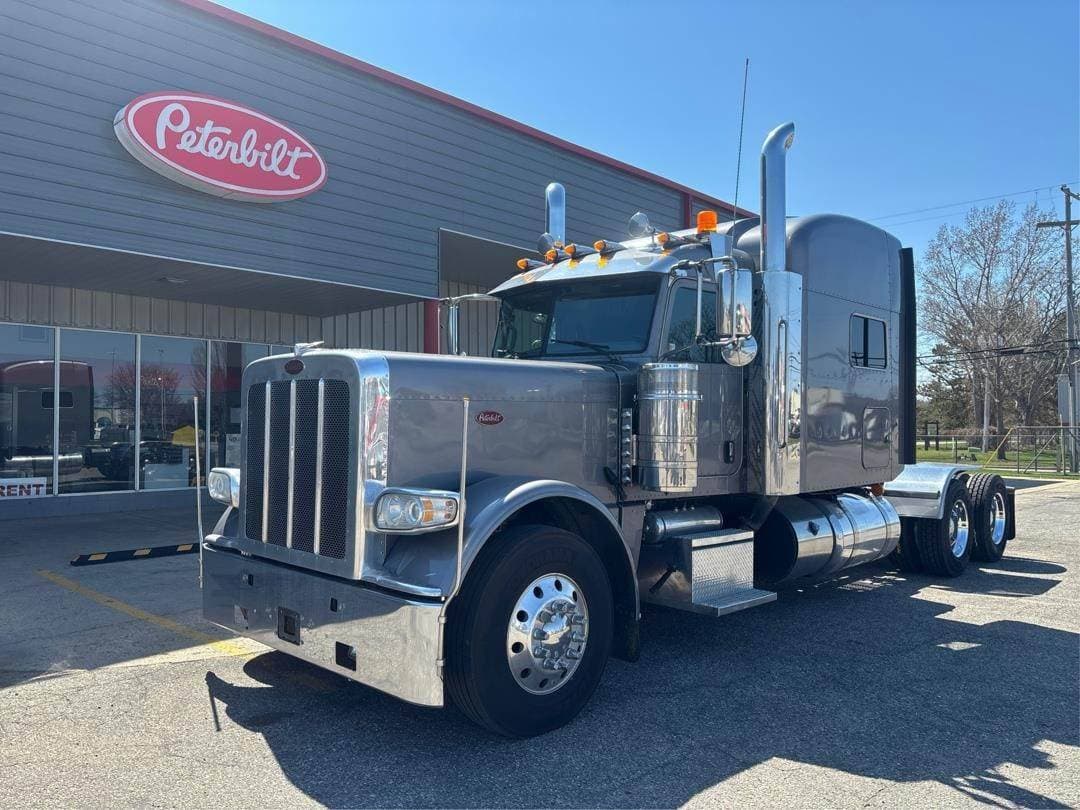 2020 Peterbilt 389 image 1