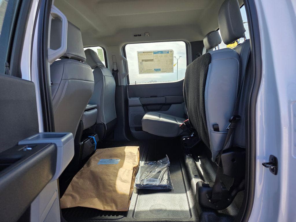 2026 Ford F-450SD XL DRW CAB CHASSIS image 28