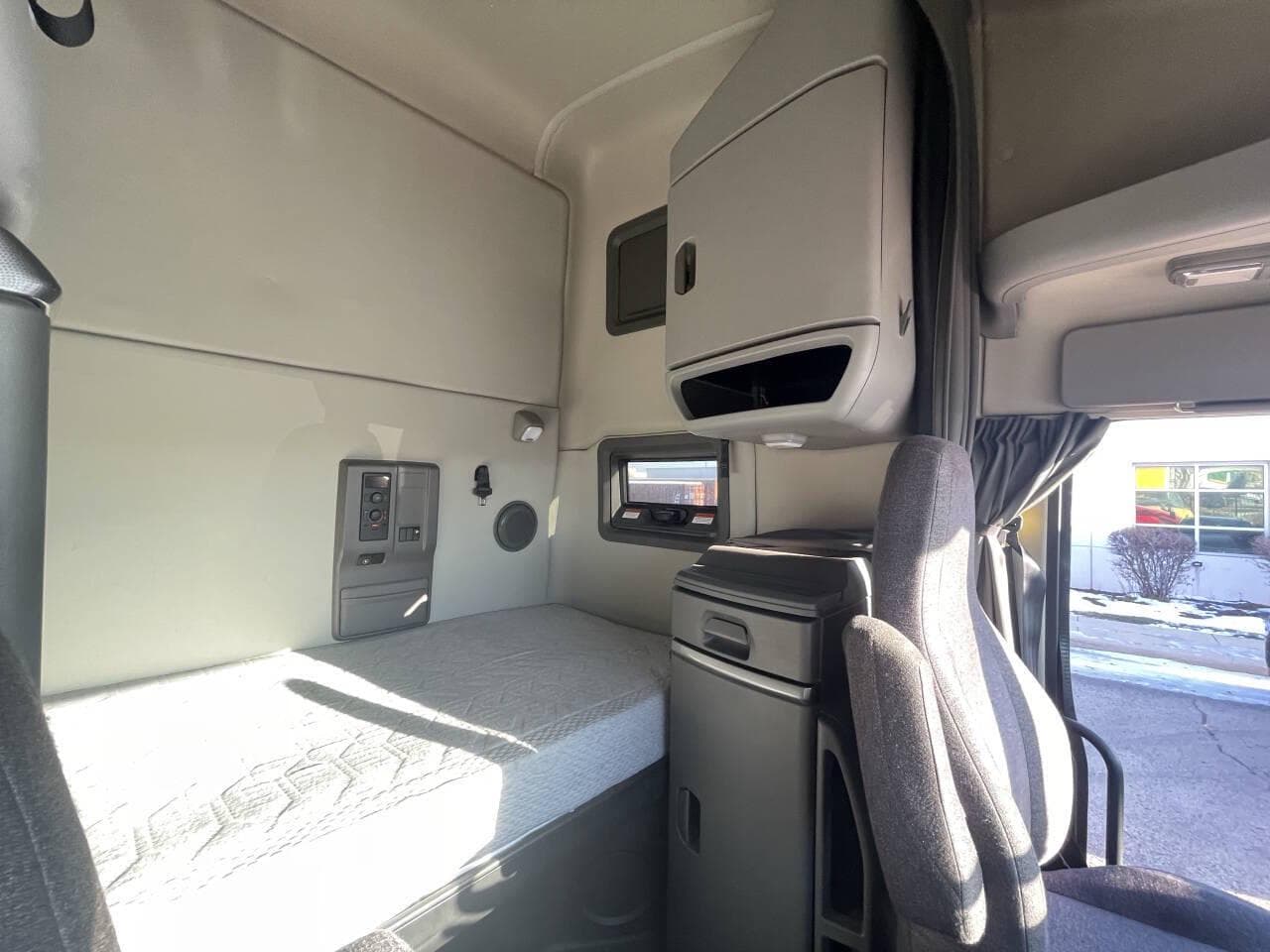 2022 Volvo VNL image 14