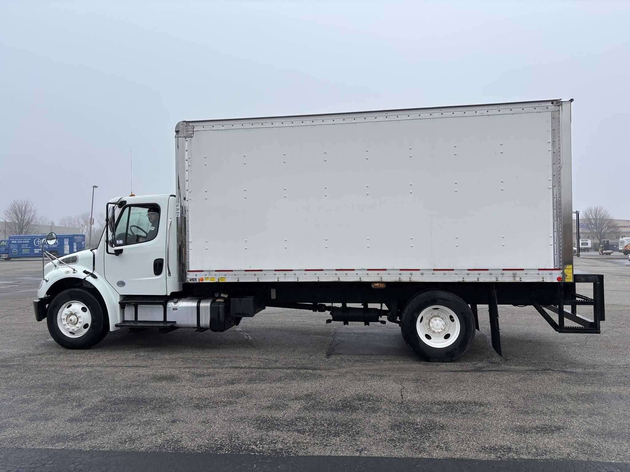 2019 Freightliner M2 image 3