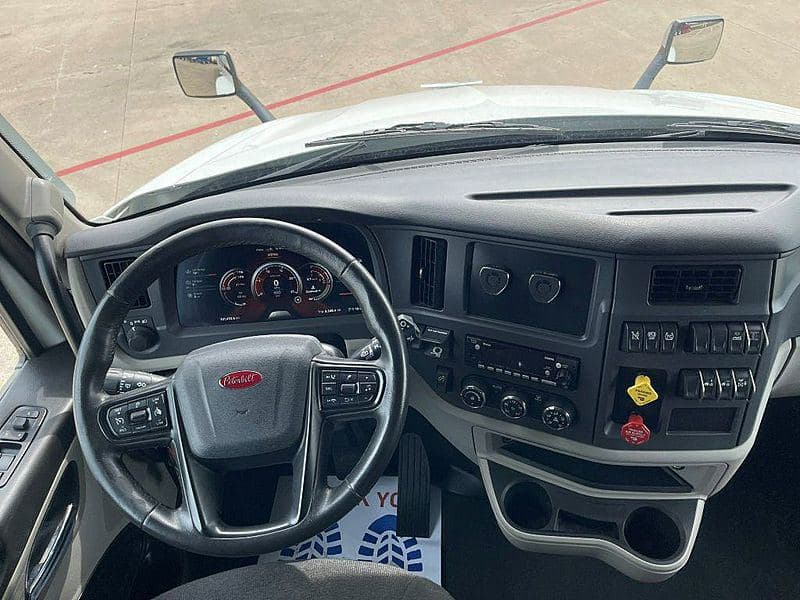 2025 Peterbilt 579 image 9
