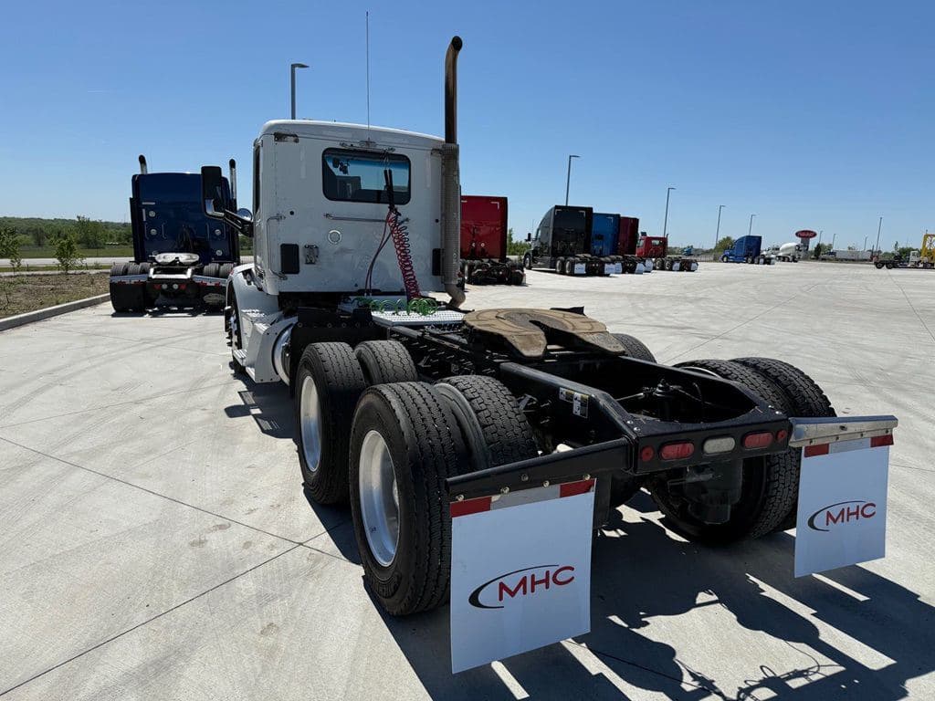 Used 2020 PETERBILT 567 image 5
