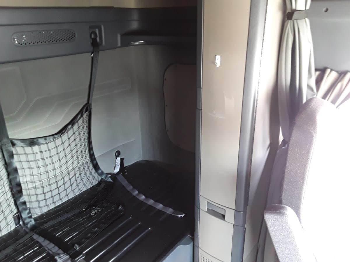 2020 Freightliner Cascadia 125 Sleeper Semi Truck - 72" Mid Roof Sleeper, 450HP, 10 Speed Manual image 13