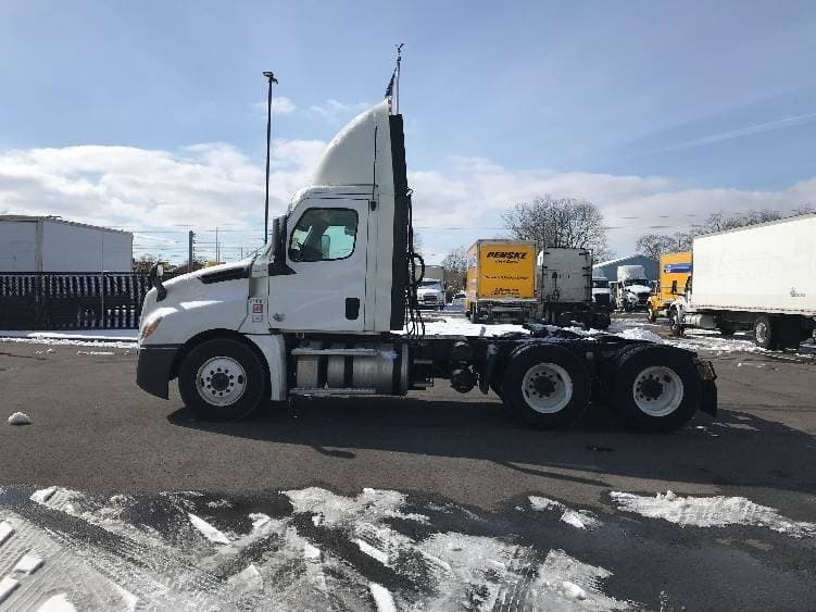 2019 Freightliner Cascadia 126 Day Cab Truck - 435HP, 12 Speed Automatic image 4