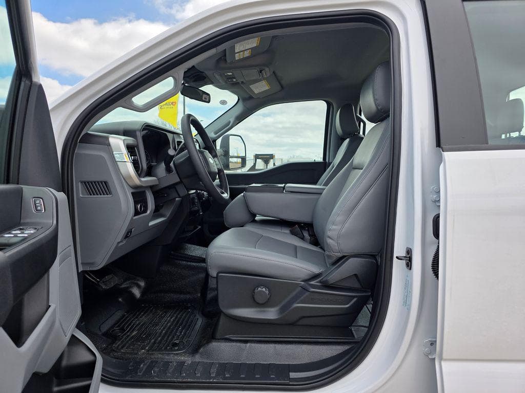 2026 Ford F-450SD XL DRW CAB CHASSIS image 19