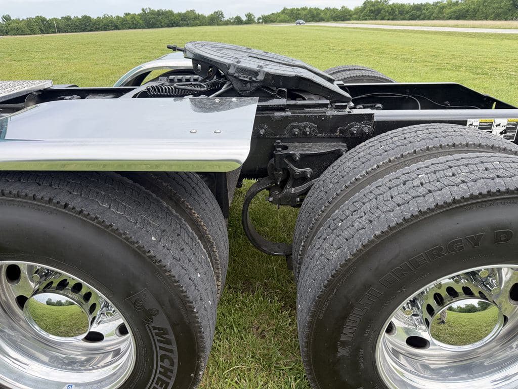 Used 2024 PETERBILT 389 image 23