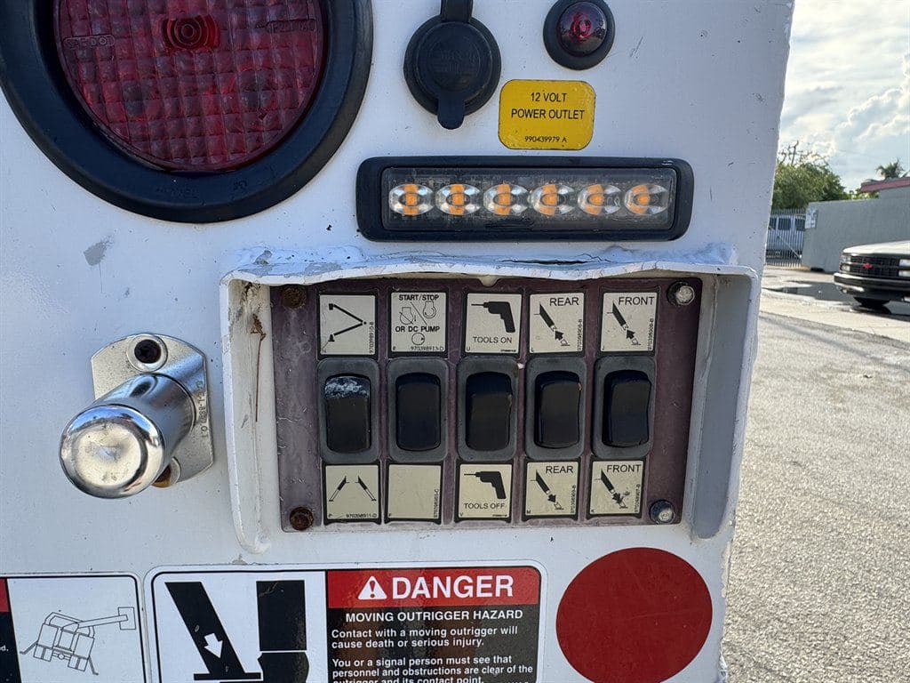 2018 Freightliner M2-106 image 32