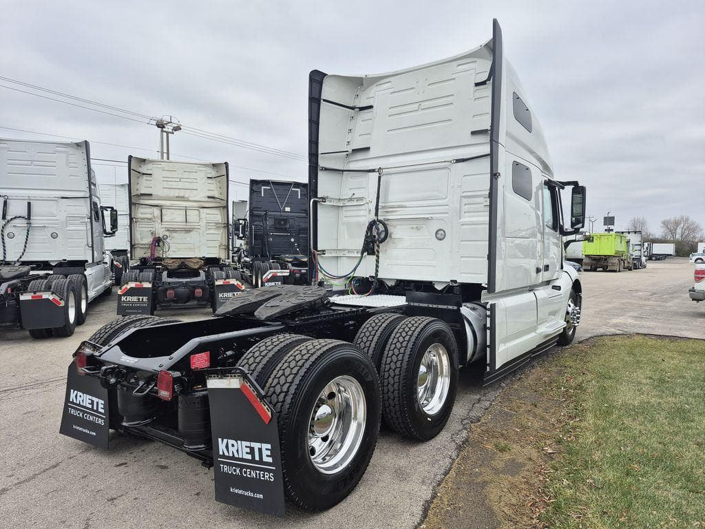 2023 Volvo VNL64T760 image 5