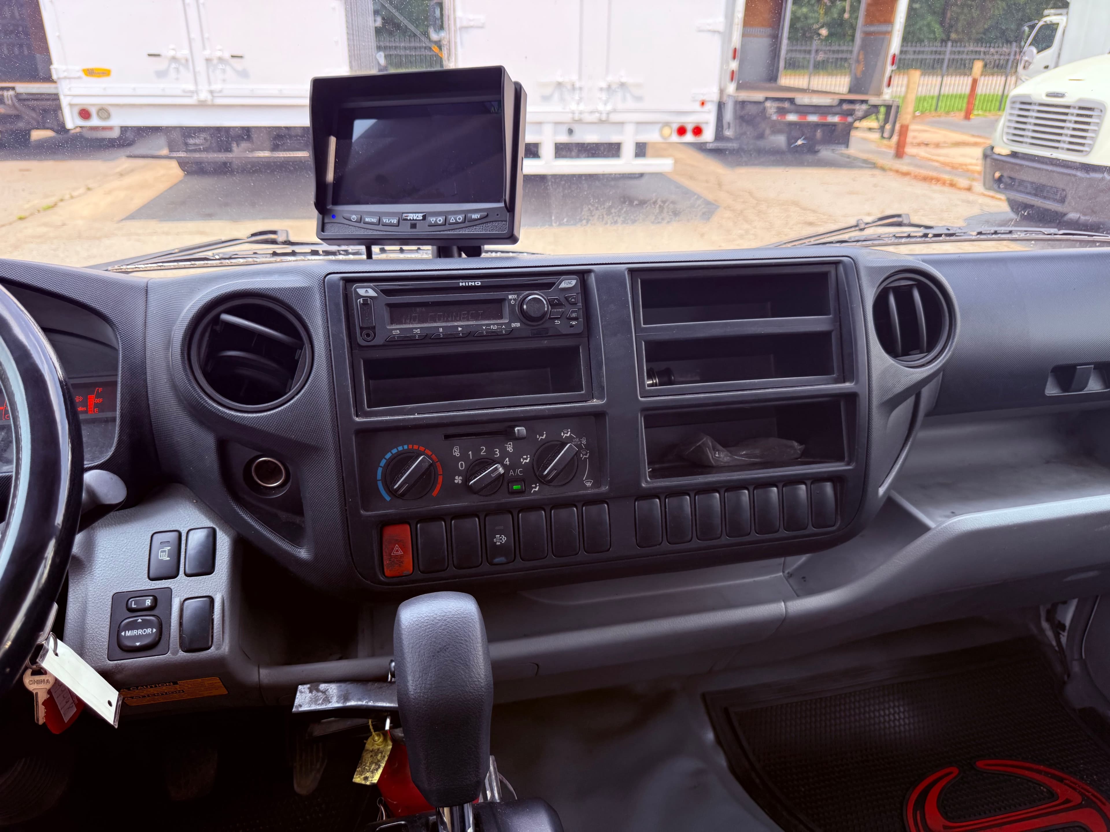 2019 Hino 195 18' BOX TRUCK image 10