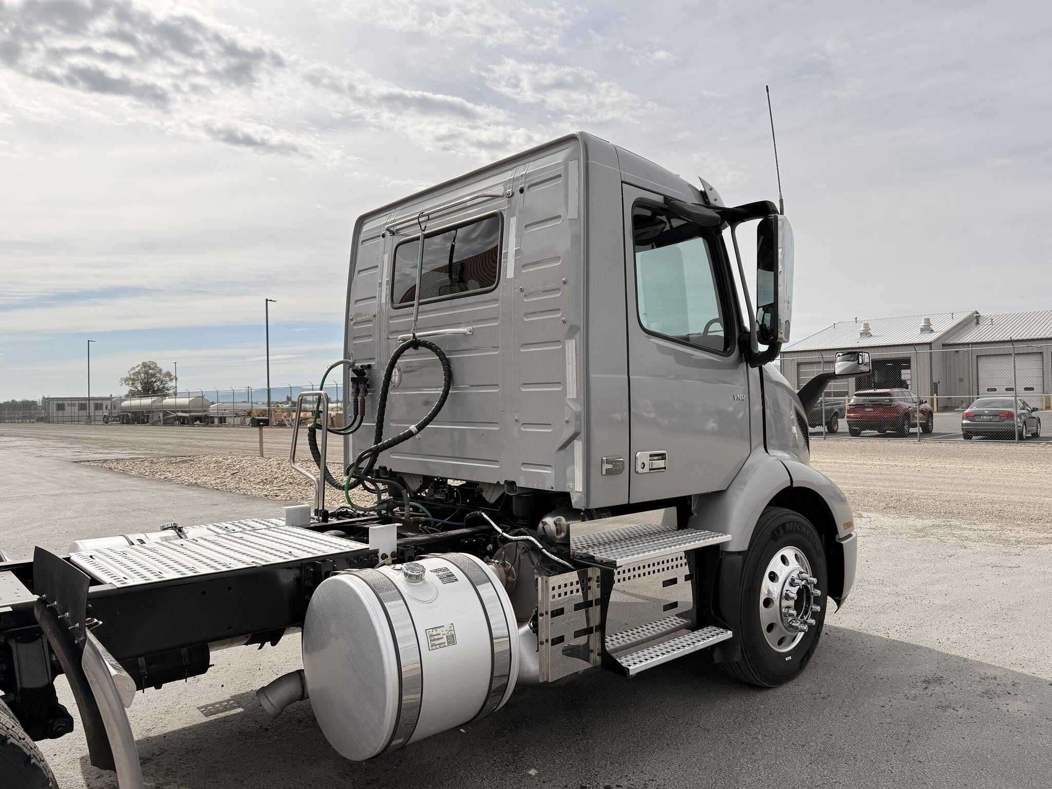 2020 Volvo VNR image 6