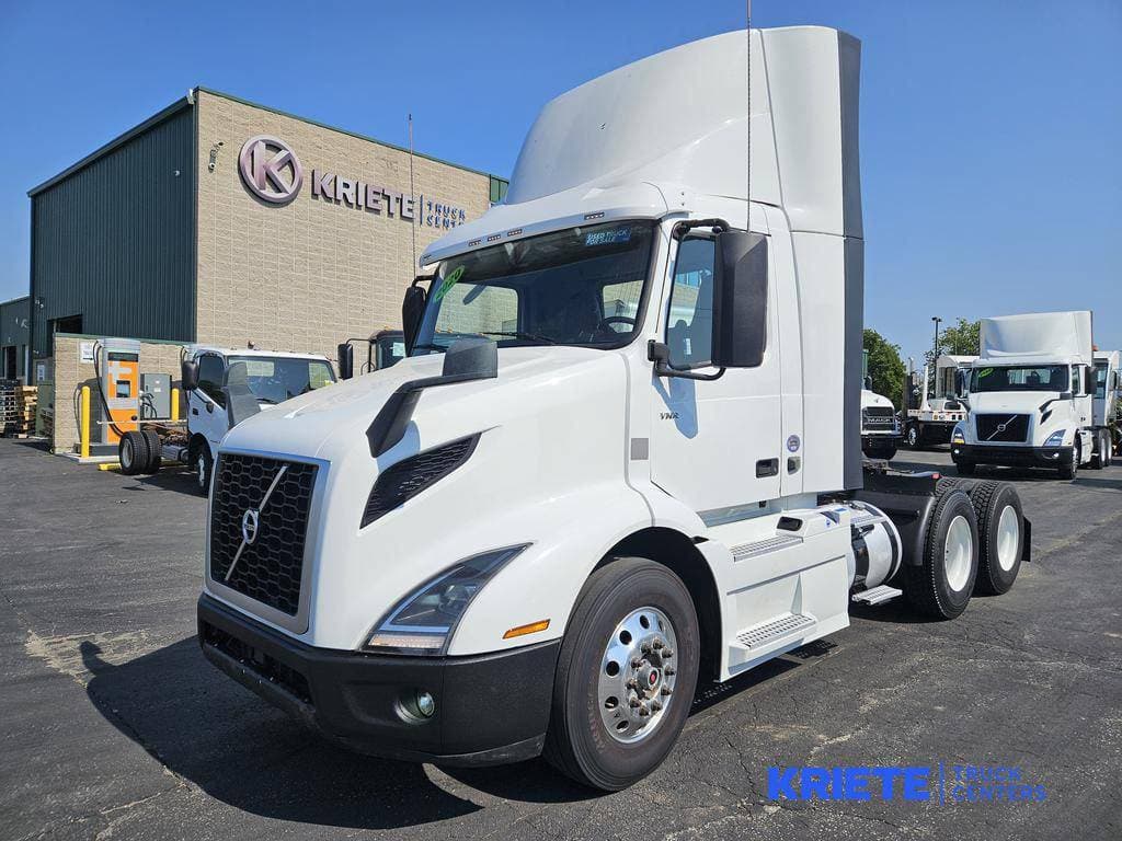 2020 Volvo VNR image 1