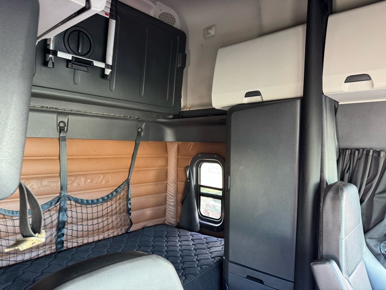 2018 Freightliner Cascadia image 9