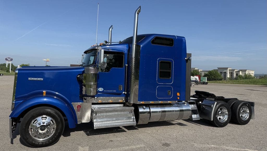 Used 2023 KENWORTH W900L image 4