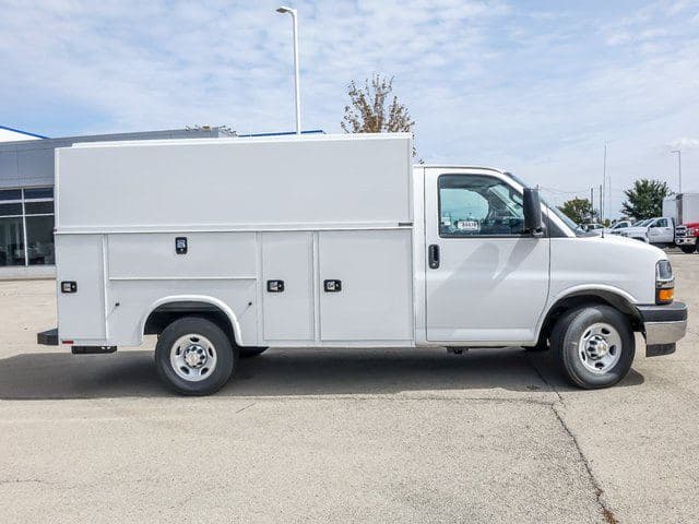 2025 Chevrolet Express 3500 Work Van Cutaway image 2
