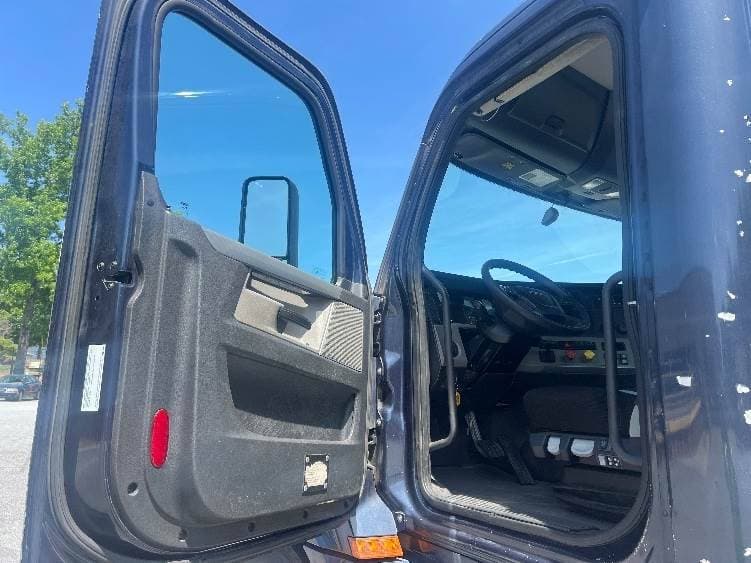 2019 Freightliner Cascadia 126 Day Cab Truck - 455HP, 12 Speed Automatic image 9