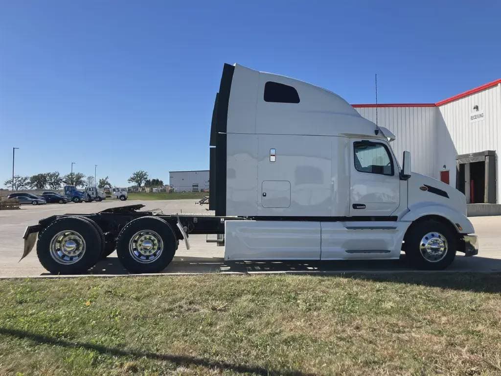 2022 Peterbilt 579 image 2
