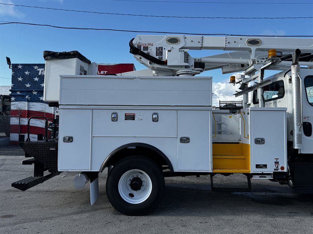 2017 Freightliner M2-106 image 16
