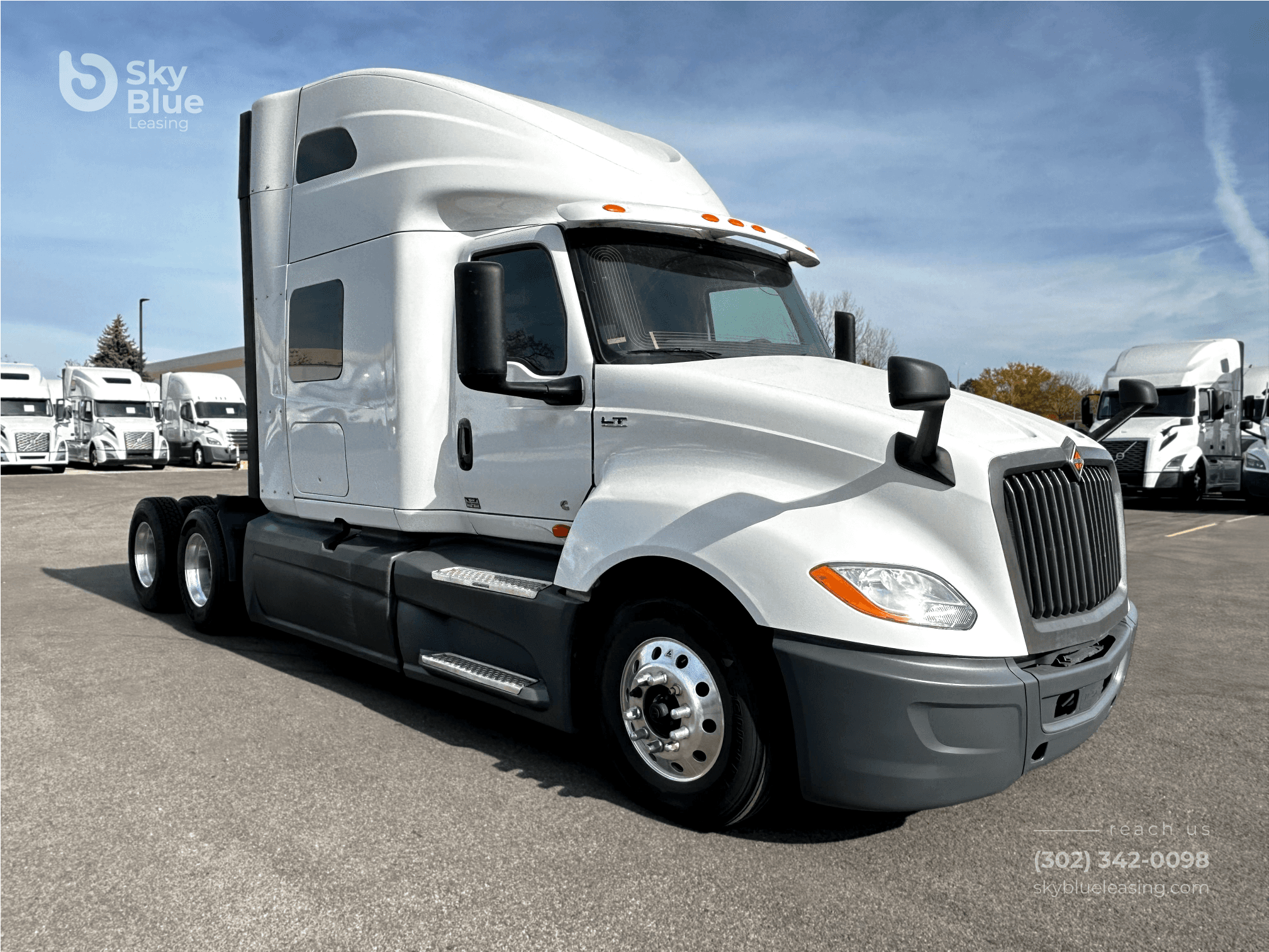 2022 International LT625 image 3