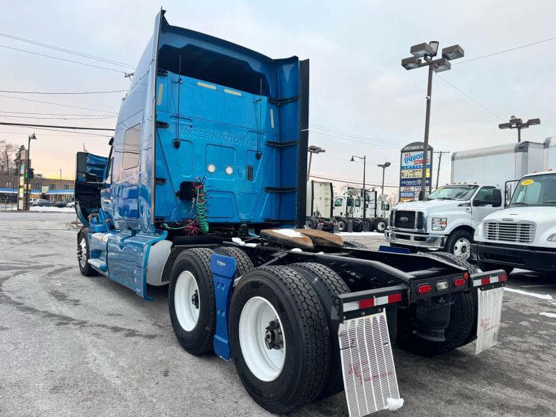 2019 International LT image 6