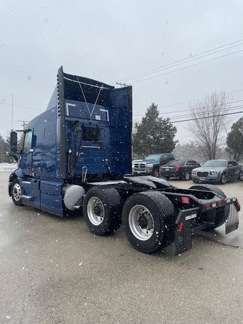 2022 Volvo VNR64T640 image 3