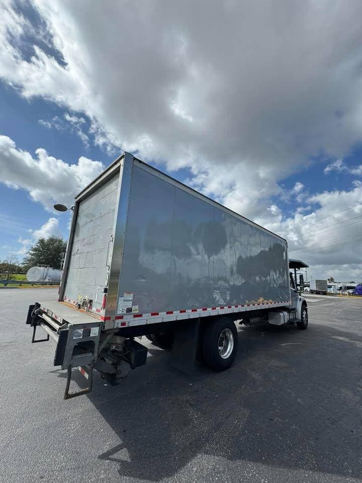 2017 Freightliner M2 image 6