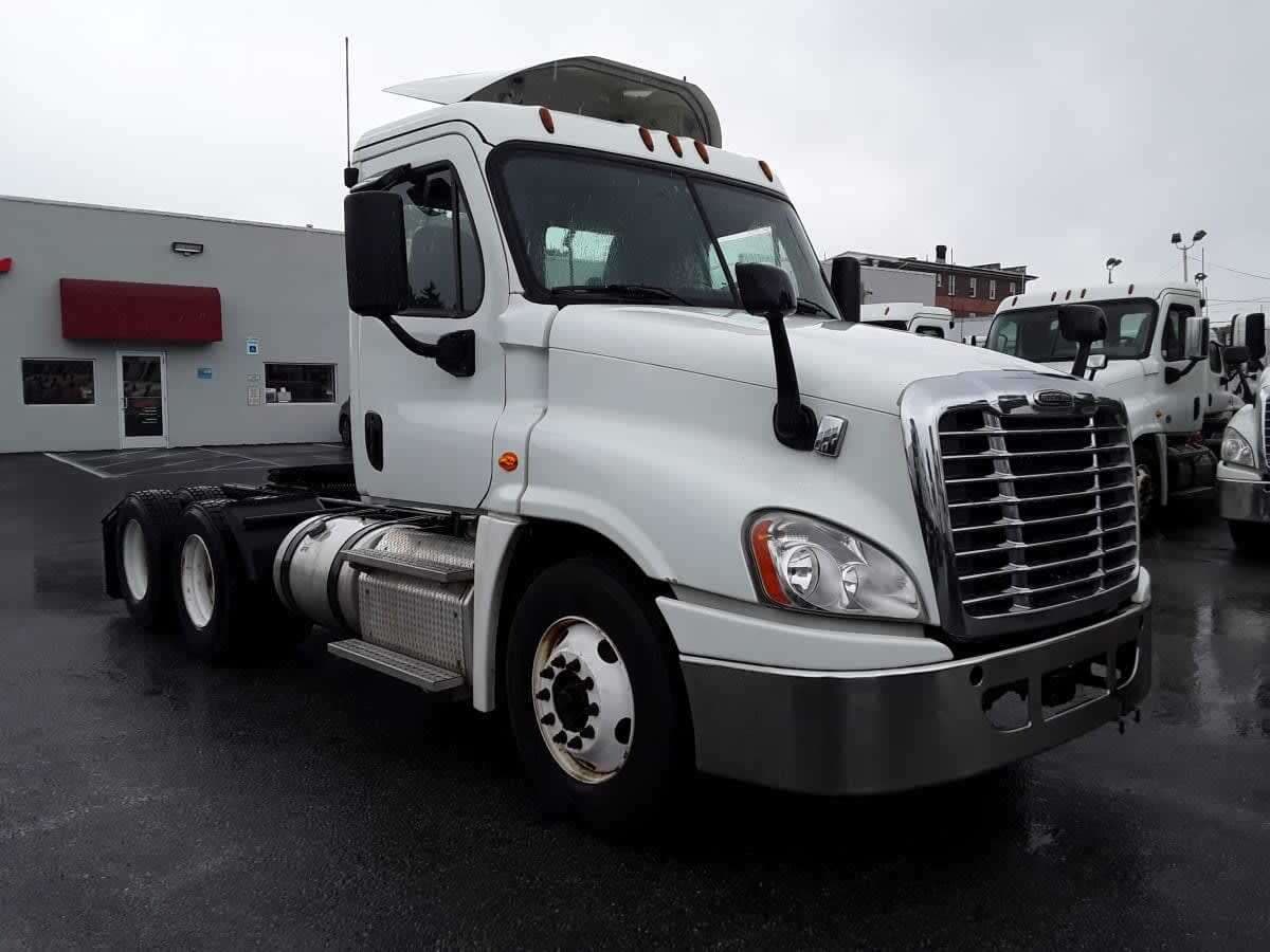 Used 2019 FREIGHTLINER Conventional - Day Cab - CASCADIA 125 image 2